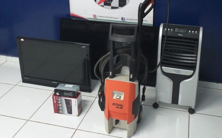 Ladrão é preso com arma e máscaras de palhaço usadas para cometer roubos Objetos apreendidos na casa do autor. Divulgação.