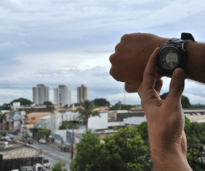 Para não se atrapalhar no domingo, a população deve atrasar em 1h o relógio 
(Foto: Álvaro Rezende/Correio do Estado)