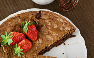Aprenda a fazer um brownie inteiro de chocolate com morangos Brownie inteiro de chocolate com morango (Foto: Divulgação)