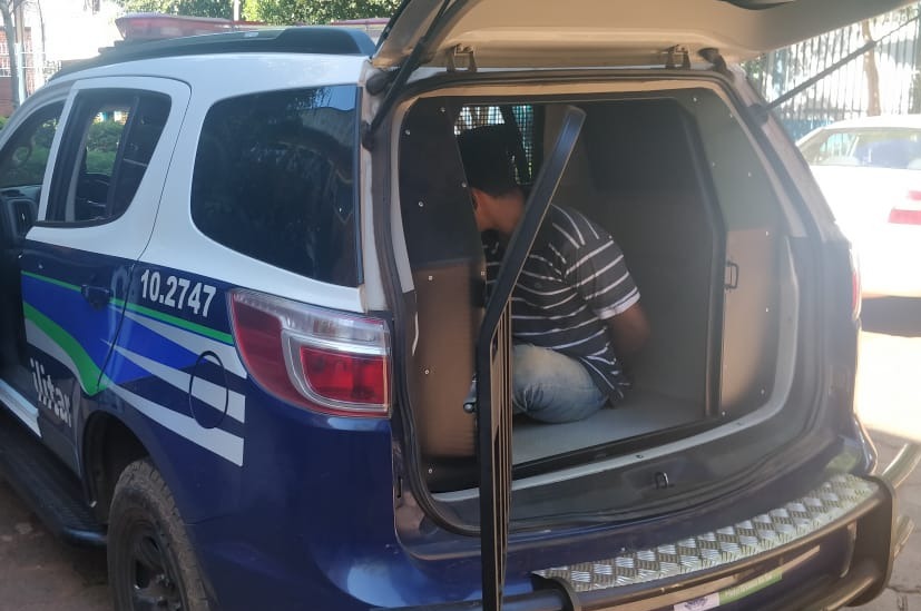 Homem é preso por tentar jogar celulares por muro de presídio Homem é preso por tentar jogar celulares por muro de presídio