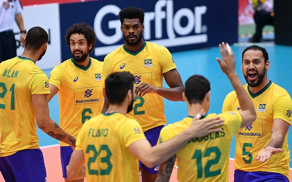 Mesmo com reservas, Brasil vence na Copa do Mundo de vôlei Jogadores do Brasil comemoram ponto conquistado na vitória contra a Tunísia. Divulgação/FIVB