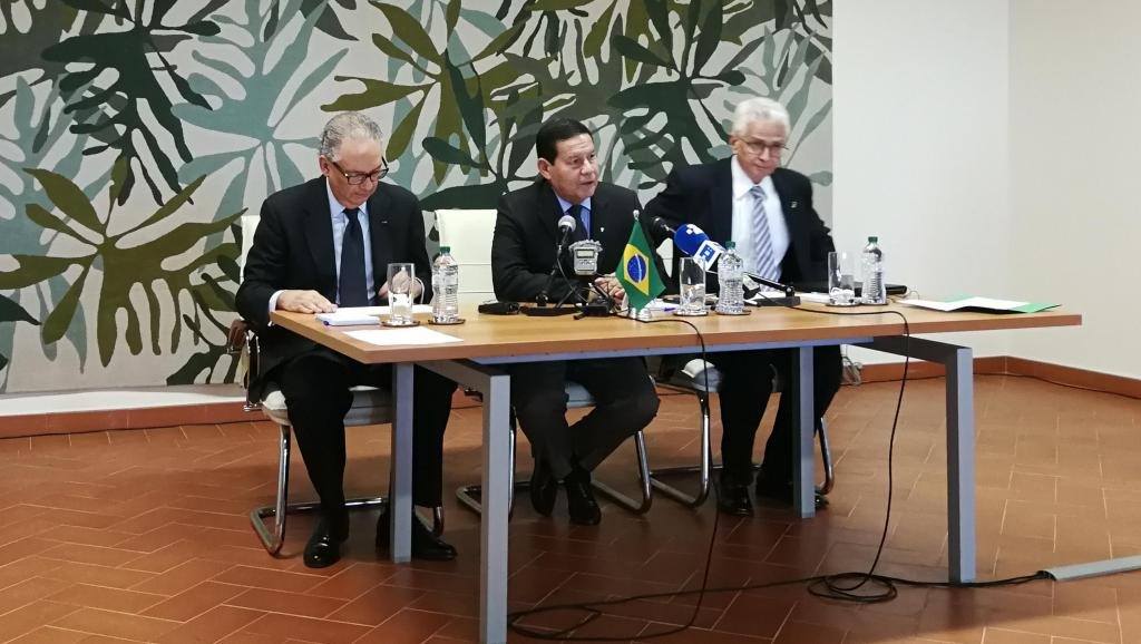 Papa e igreja não são inimigos do governo brasileiro, diz Mourão