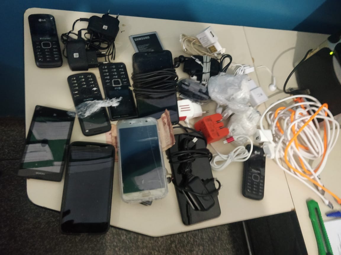 Homem é preso por tentar jogar celulares por muro de presídio Homem é preso por tentar jogar celulares por muro de presídio