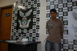 Rapaz é preso ao confundir policiais com cliente e oferecer pasta base Wender ao ser apresentado à imprensa nesta sexta (Foto: Pedro Peralta)