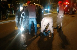 Veículo parou do outro lado da avenida depois de tombar. (Foto: Coxim Agora)