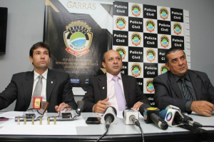 Grupo de "amigos" sem ligação com PCC arquitetou morte de agente Os delegados Fábio Peró (à esquerda), Edilson dos Santos Silva (centro) e Weber Luciano de Medeiros apresentam detalhes sobre o crime. (Foto: Marcos Ermínio)