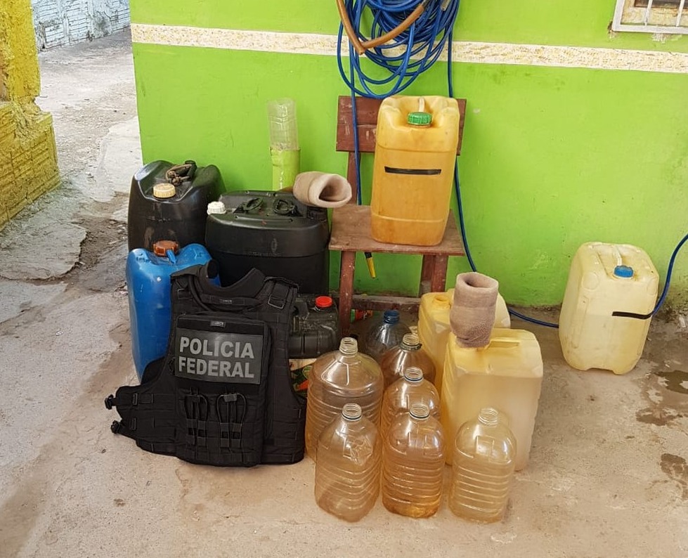 PF prende 5 em ação contra contrabando, venda ilegal de combustível PF apreendeu 900 litros de combustível em ação contra contrabando em MS. Polícia Federal/Divulgação
