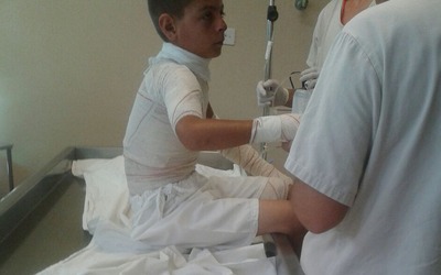 Menino está internado na ala vermelha da Santa Casa após descarga elétrica (Foto: Danúbia Rolon/Arquivo Pessoal)
