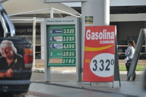 Postos deixam de reajustar e preço da gasolina cai até R$ 0,20 na Capital Em um posto localizado no bairro GiocondoOrsi, preço para consumidor é de R$ 3,32 por litro. (Foto: Marcelo Calazans)