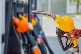 Preço médio da gasolina nas bombas recua pela 16ª vez seguida