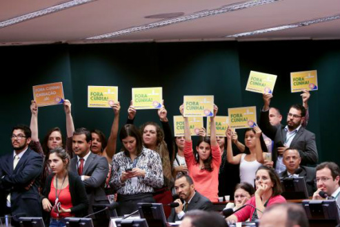 Manifestantes mostram cartazes de Fora, Cunha! durante a votação do relatório do deputado Marcos Rogério (DEM-RO) pela cassação de Eduardo de Cunha Wilson Dias/Agência Brasil