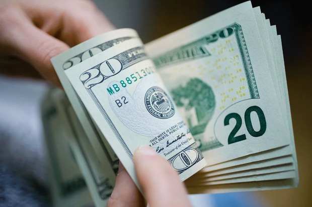 Dólar abre em alta e volta a bater R$ 4,35