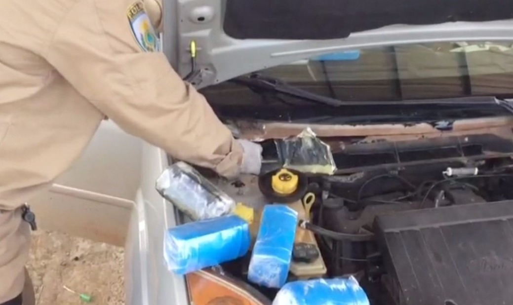 Polícia apreende R$ 295 mil em dinheiro em fundo falso de carro