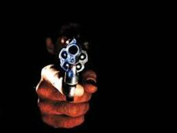 Vítima hesita em entregar chave, assaltante atira e rouba veículo Vítima hesita em entregar chave, assaltante atira e rouba veículo