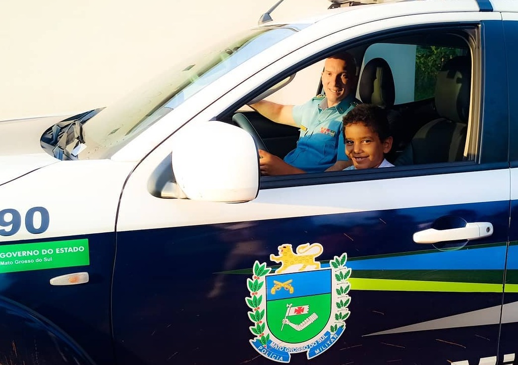 Após cartinha, menino de 7 anos comove Polícia Militar e ganha presentes em seu aniversário