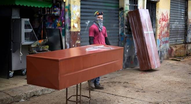 Caixões de metal são vendidos nas ruas de Guayaquil, maior cidade do Equador
Vicente Gaibor/Reuters