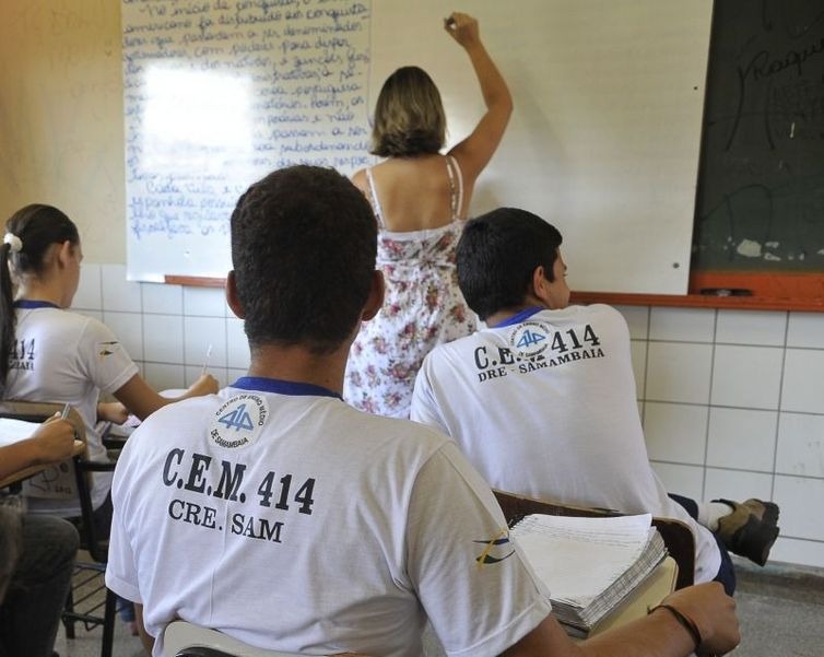 Autorização para trabalho aos domingos e feriados será permanente Setores como educação poderrão ser autorizados ao trabalhos nos domigos e feriados - Arquivo/Agência Brasil