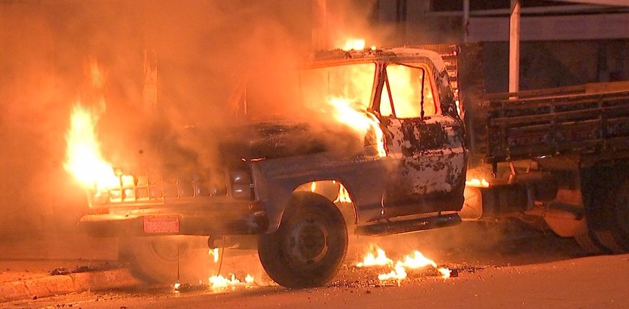 Caminhonete destruída em incêndio em Campo Grande (Foto: Reprodução)