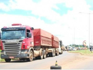 Bloqueio de caminhões em Chapadão do Sul (Foto: Marcos Oliveira / Diário Chapadense)