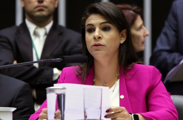 Segunda-secretária da Câmara, deputada Mariana Carvalho (PSDB-RO), lê a denúnica nesta terça. - Crédito: (Gilmar Felix / Câmara dos Deputados)