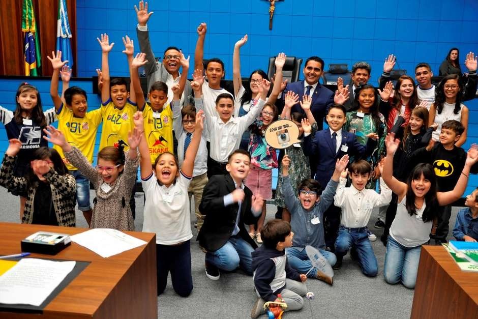 Projetos de lei em MS visam garantir direitos fundamentais de crianças e adolescentes Crianças ocuparam o plenário em evento da Escola do Legislativo. Luciana Nassar