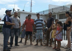 Trabalhadores aguardavam pagamento para esta sexta-feira (Foto: Ricardo Albertoni/Diário Corumbaense)