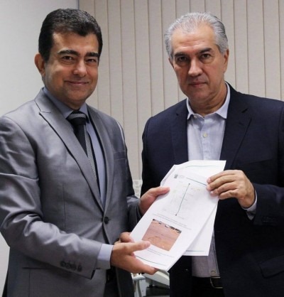 Marçal entregou a Reinaldo relatório em que constam ruas que precisam ser recapeadas (Foto: Divulgação)
