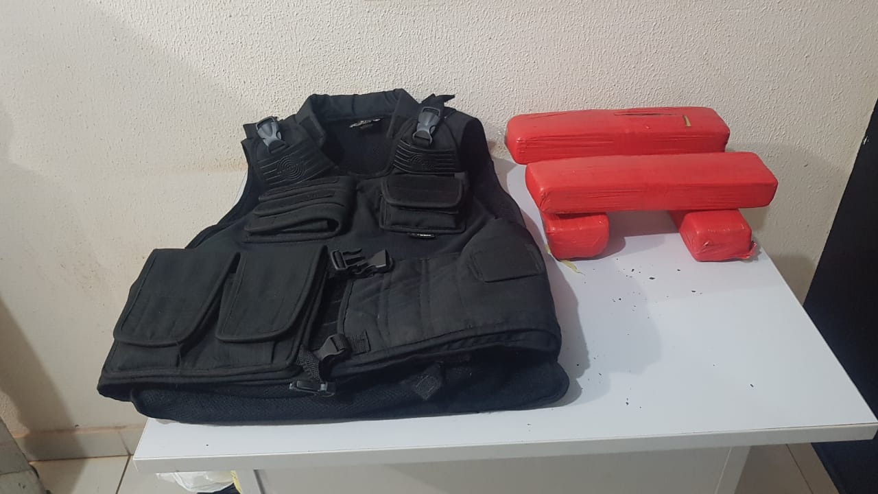 Homem é preso após pegar droga e colete a prova de balas em residência de menor