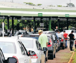 Itens são verificados durante a vistoria, que tem gerado longas filas 
(Foto: Bruno Henrique/Correio do Estado)
