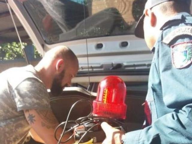 No veículo usado pelo suspeito foi encontrado um giroflex e rádio amador que foram apreendidos. (Foto: Divulgação)