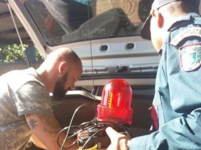 Policial Militar suspeito de envolvimento com contrabando é preso após agredir PRF No veículo usado pelo suspeito foi encontrado um giroflex e rádio amador que foram apreendidos. (Foto: Divulgação)