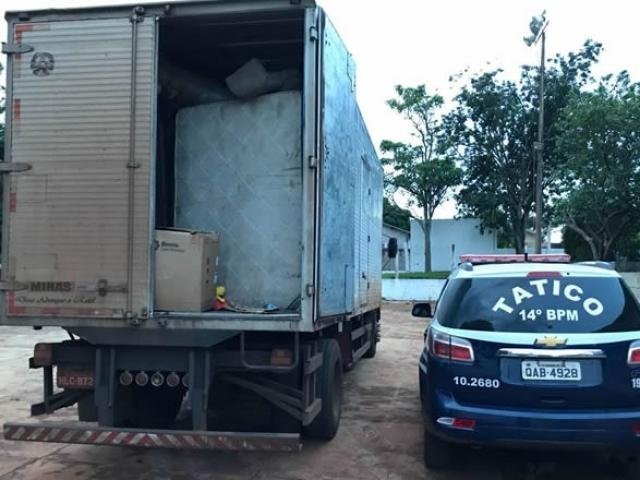 PM apreende R$ 240 mil em essências de narguile contrabandeadas A carga estava escondida atrás de caixas de papelão e colchão. (Foto: Fátima News)