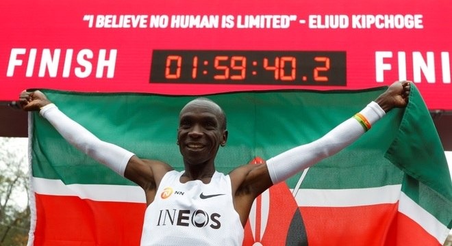 Queniano torna-se 1º homem a correr maratona abaixo de 2 horas Eliud Kipchoge completou a prova em uma hora e 59 minutos
Leonhard Foeger/Reuters
