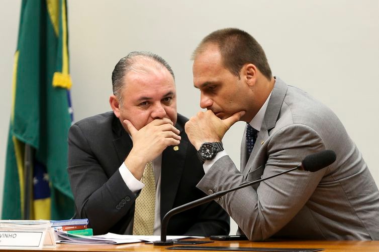 Fundador do Escola sem Partido quer aperfeiçoar proposta na Câmara O relator da Comissão Especial que analisa o projeto de lei sobre Escola sem Partido, deputado Flavinho (E), e o deputado Eduardo Bolsonaro durante reunião hoje na Câmara (Marcelo Camargo/Agência Brasil)