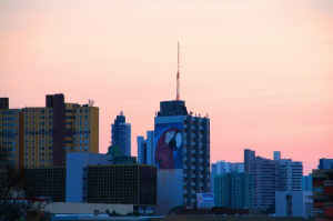 Em Campo Grande, o dia amanheceu com vento frio e mínima de 18ºC com poucas nuvens no céu. tarde, previsão de névoa seca, com máxima de 29ºC. (Foto: Marcos Ermínio)