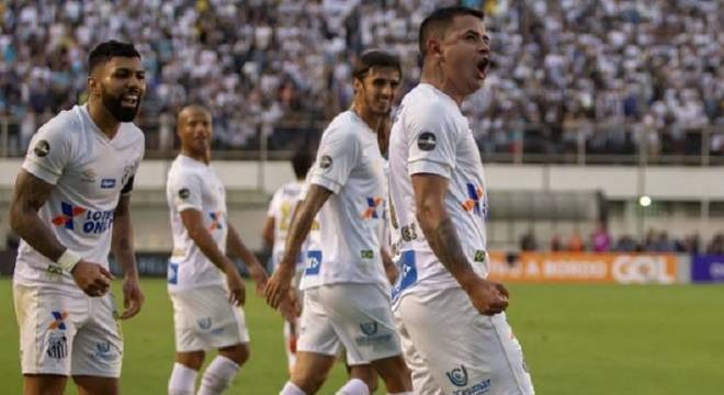 Derlis González comandou vitória do Santos diante do Bahia. Lance