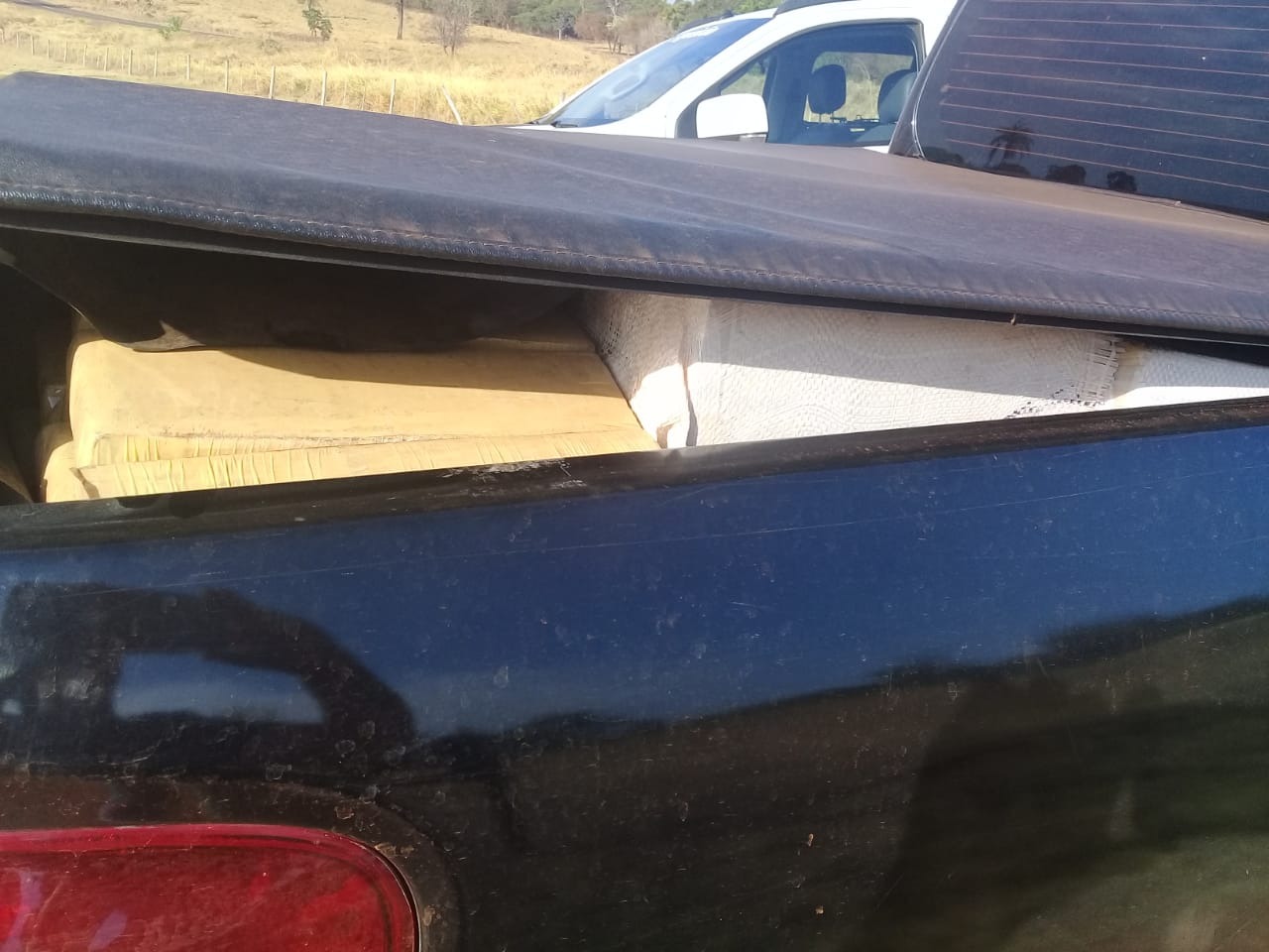 A droga estava na carroceria e bancos. PM/Divulgação