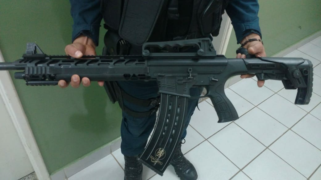 PM apreende droga, munições e arma em caminhonetes roubadas