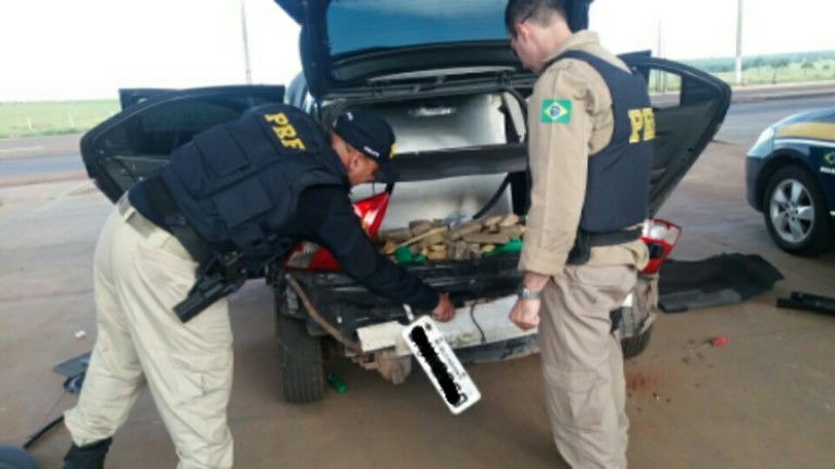 PRF apreende 742 tabletes de maconha em fundo falso de veículo