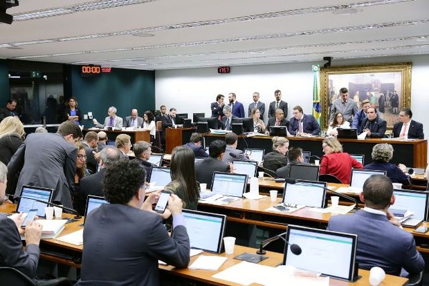 CCJ rejeita votação da PEC da unificação das eleições