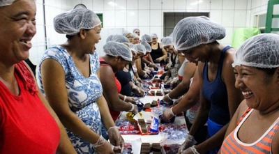 Para reforçar a campanha, aproximadamente 20 mães das comunidades atendidas produzem ovos de páscoa caseiros.
