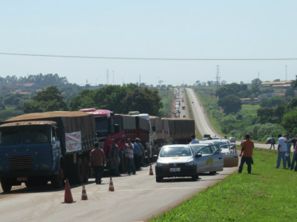 O trevo com acesso as cidades de Ponta Porã, Campo Grande e Caarapó está tomado pelos caminhões-Foto: Adriano Moretto