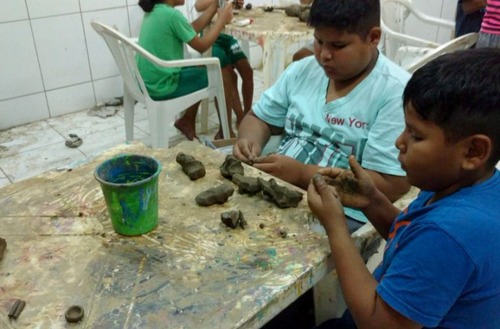 As crianças atendidas durante a produção dos coelhos de argila.

