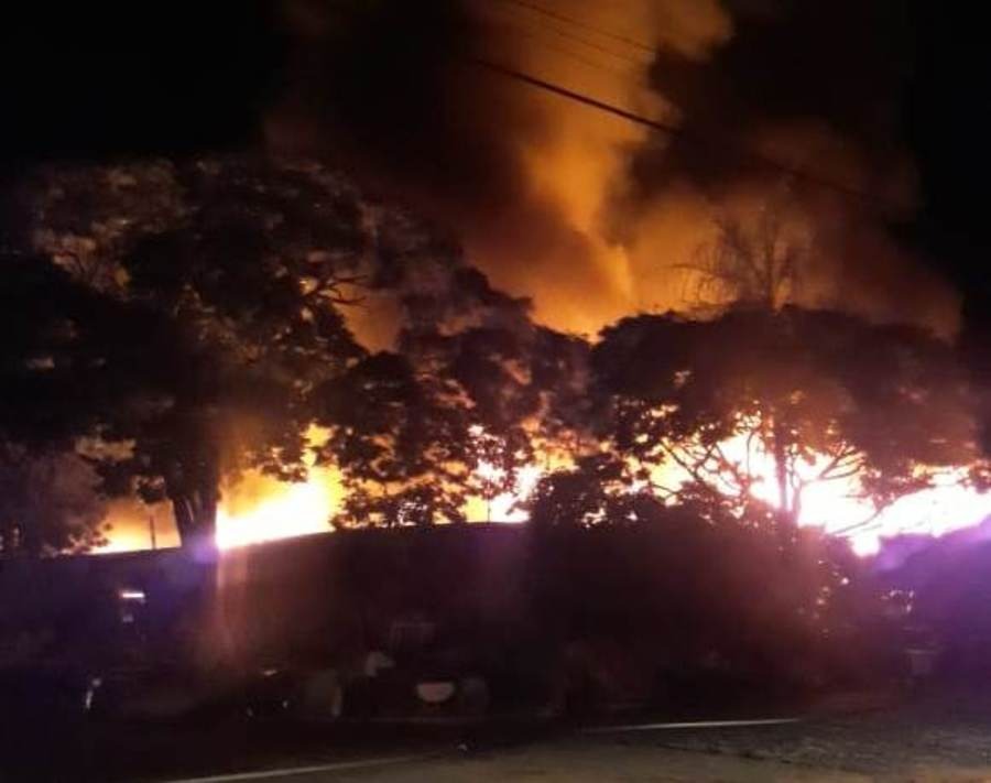 Corpo de bombeiros são mobilizados para incêndio em ferro-velho
