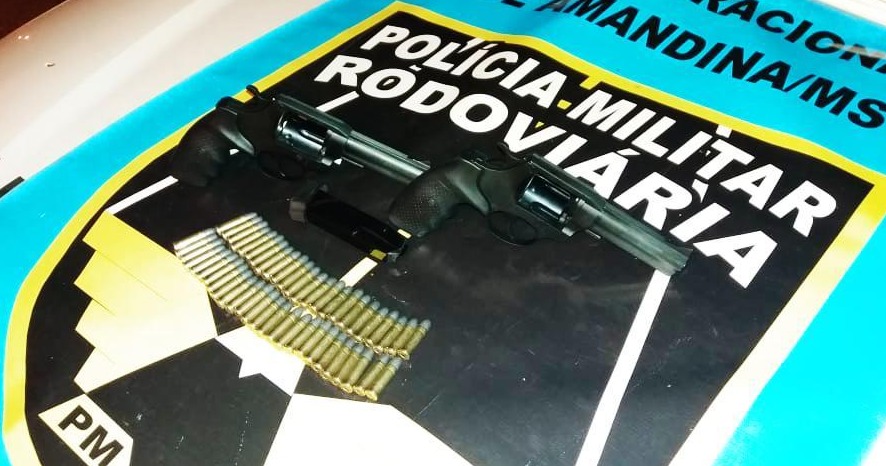 PMR prende 4 paulistas por porte ilegal de arma de fogo PMR prende 4 paulistas por porte ilegal de arma de fogo