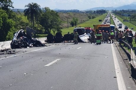 Carro onde estava o bebê foi atingido por carreta
PRF/Divulgação