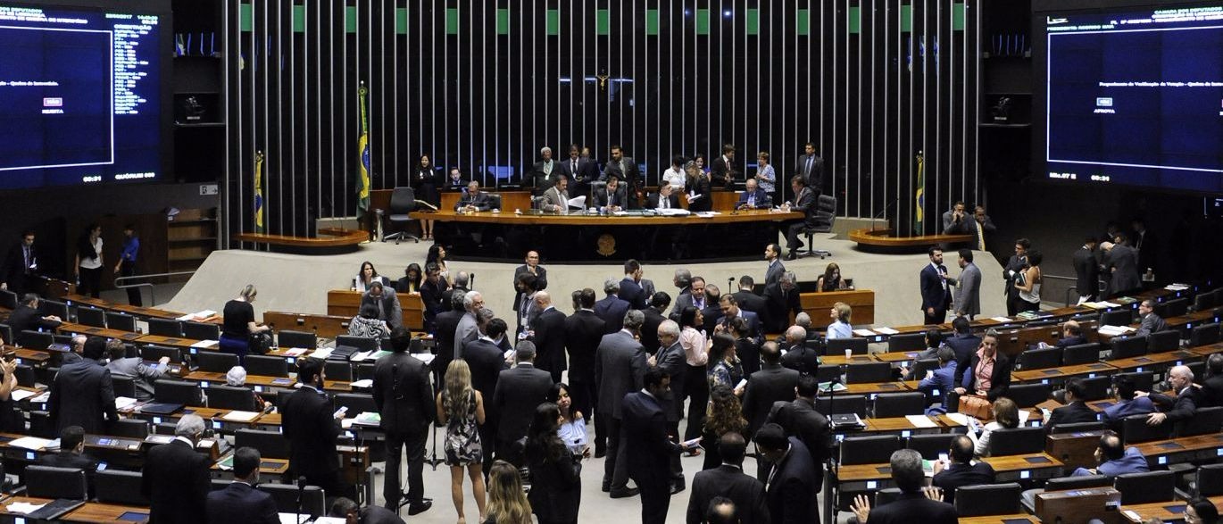 Maia encerra sessão da Câmara minutos após notícia sobre áudio de Temer