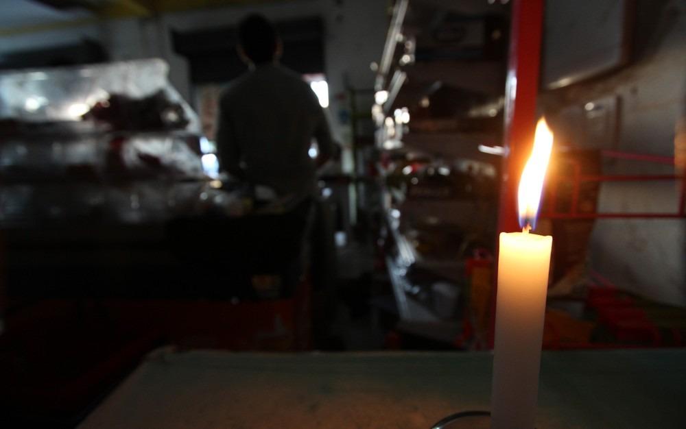 Mercadinho no Recife funciona com luz de velas após apagão (Foto: Guga Matos/JC Imagem/Estadão Conteúdo)