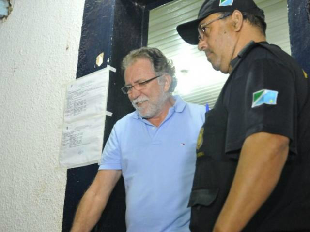 Em silêncio, Giroto e Amorim deixam presídio após 42 dias detidos Edson Giroto saindo do Centro de Triagem às 0h15, após ganhar habeas corpus do STF (Foto: Alcides Neto)