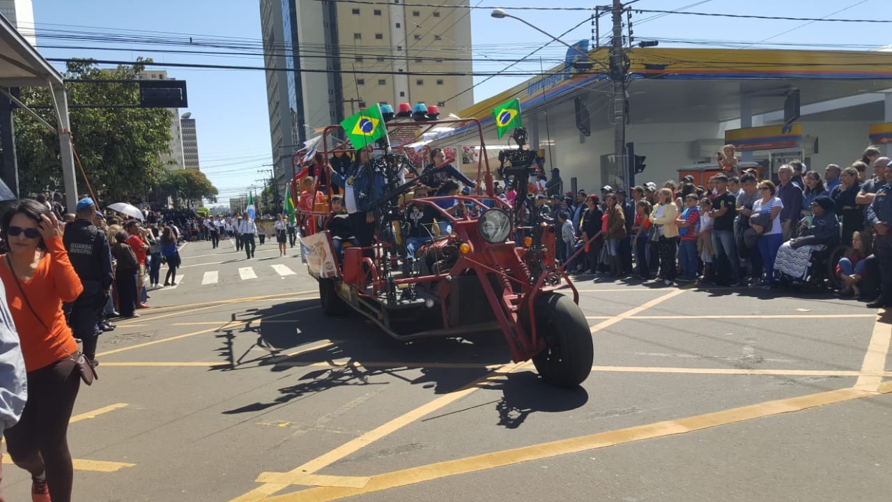 Desfile Cívico-Militar leva público de 30 mil para a 13 de Maio O triciclo gigante